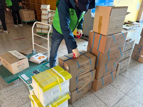 수원교육지원청, 교과서 배부 지원으로 신학기 해법을 찾다