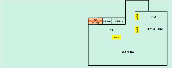본청 4층에는 중앙계단을 중심으로 우측에 교육시설과, 스마트워크센터, 서고가 있습니다. 복도 맞은편에는 남자화장실, 여자화장실이 있습니다.  건물 뒤편에는 승강기가 있습니다